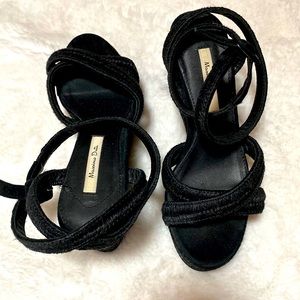 Massimo Dutti!! Brand new black sandals size 35!❤️